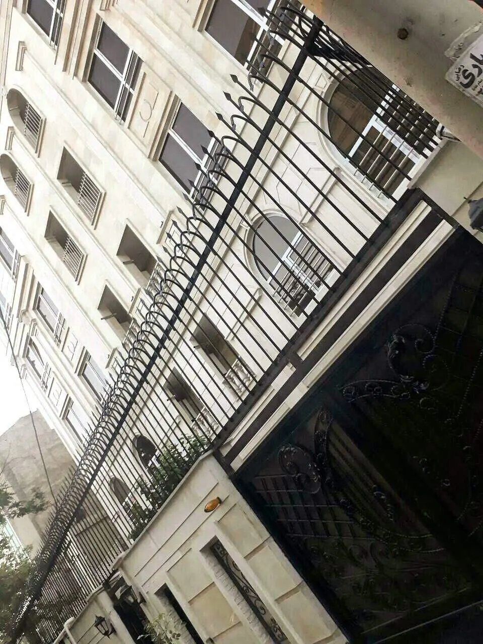 نرده ی فلزی روی دیوار کد ۲۹۲