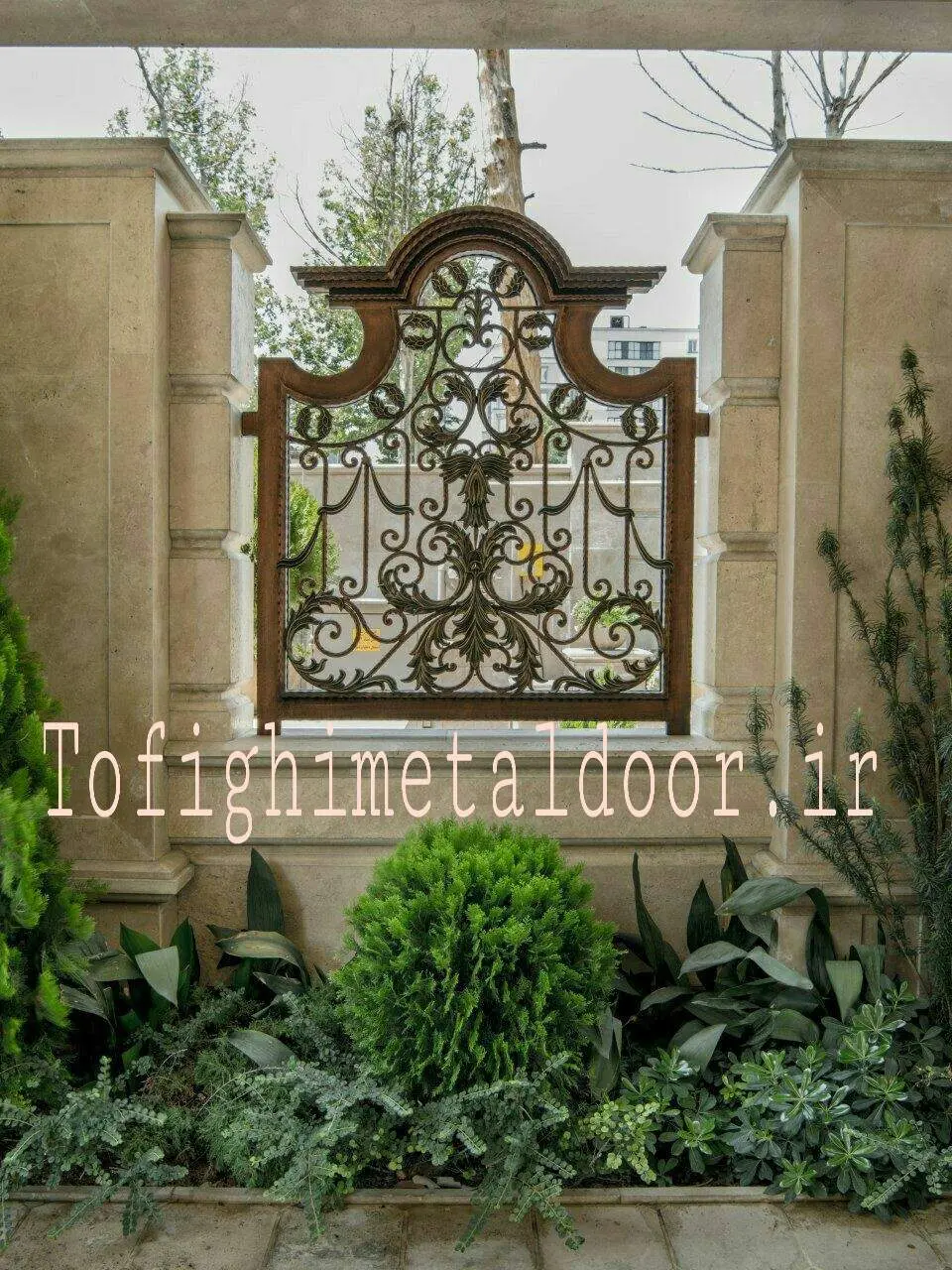 حفاظ فلزی روی دیوار طرح ترک کد ۴۵۴
