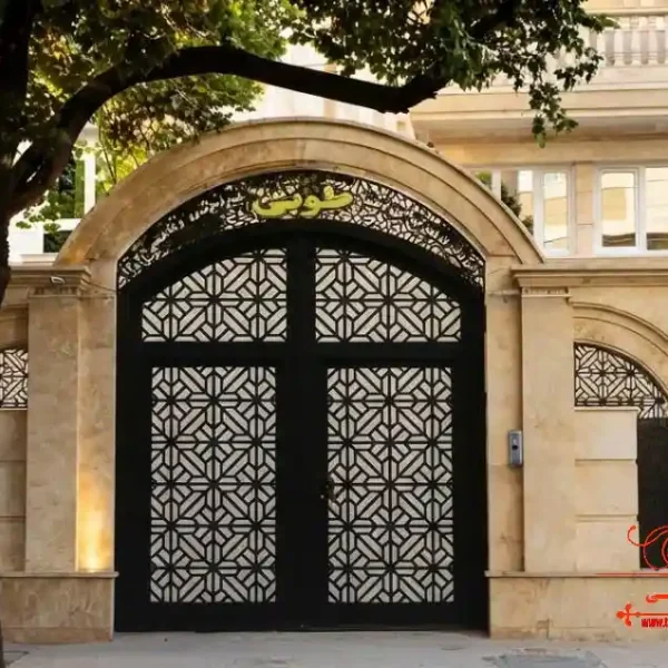 درب حیاط در اهواز: برش لیزری درب حیاط با متریال مقاوم در برابر حرارت