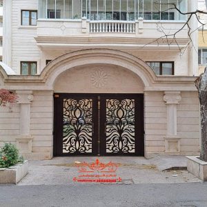 درب حیاط در قم