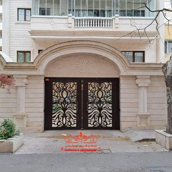 درب حیاط در شهرکرد