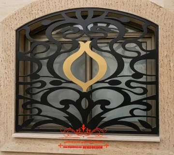 حفاظ فلزی پنجره با طرح لیزری کد ۴۴۱ حفاظ پنجره فلزی لوکس مدل CNC با طرح منحنی و رنگ طلایی برای نمای ویلا