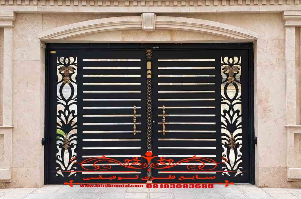 «درب فلزی CNC دو لنگه با طرح ترکیبی مدرن و کلاسیک در نمای رومی ساختمان - توفیقی متال»